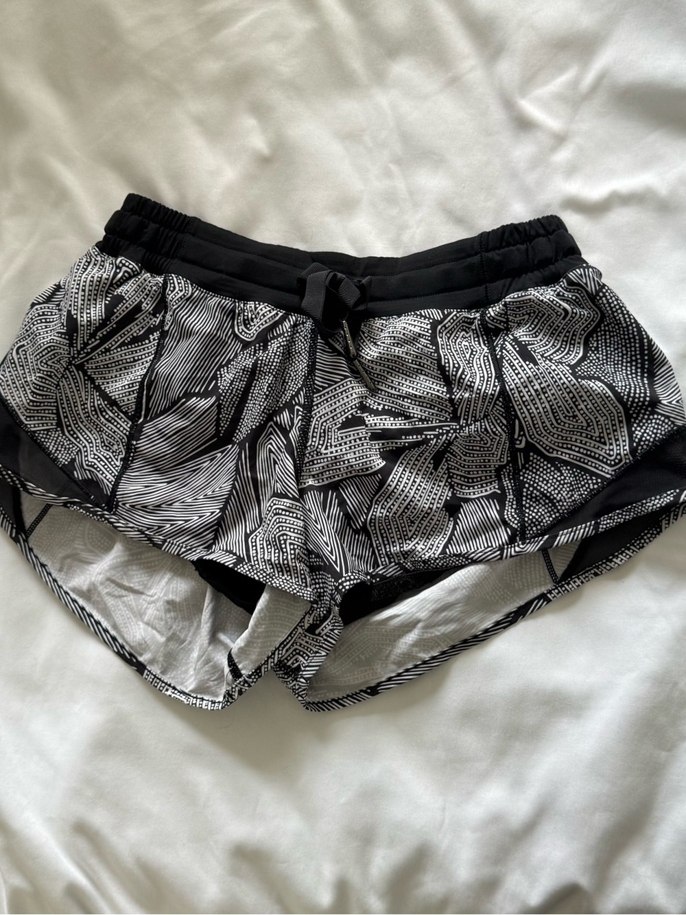 Lululemon Hotty Hot Short
Dottie Tribe White Black / Black